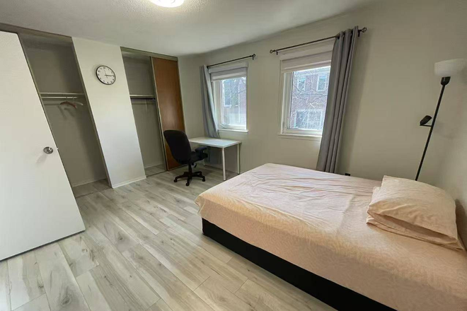Extra Large Room with Private toliet - Huge corner townhouse, 4 Spacious room, flexible rule, Natural light, independent toilet and fridge