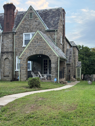 Outside - Single room sublet1 block from campus-Spring Semester House