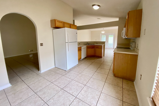 Kitchen - Room for rent in UCF area, within biking/walking distance from campus House