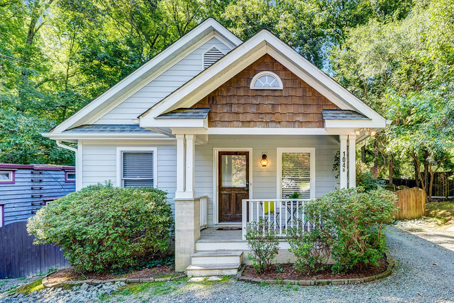 Front of home - 3 min walk to Estes Park Apt bus stop, close to campus, downtown Carrboro & Carolina North Forest