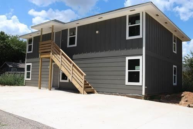 Outside View - Student housing walking distance to campus! Duplex