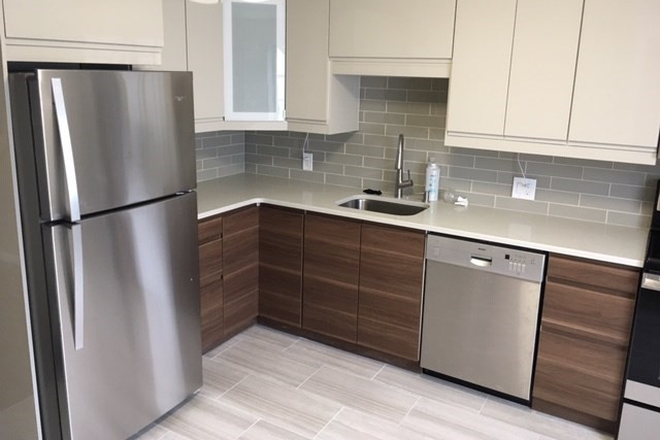 Call NOW for showings! 617-236-8600 - UNION ST - 3 FLR TWNHOUSE W/ GRG PRKNG, 2.5BA, BLCNY, NEW KTCHN, DW, LRG BDRMS, A/C AVAIL *9/1/2025*