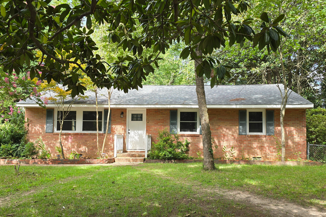 Front of house on corner lot - Single dwelling house for rent