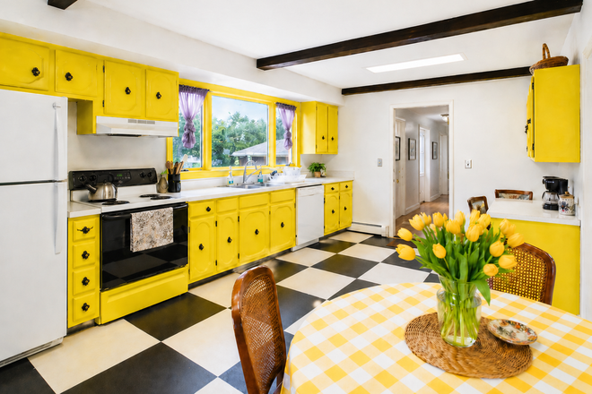 kitchen - Vintage Charming 5 Bedroom Home 1 minute walk to T