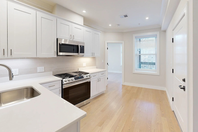 living - LOCATION!! BEAUTIFULLY RENOVATED 4 BED AVAIL 9/1/26!!