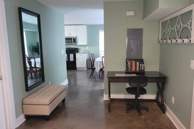 Foyer/desk - FURNISHED 4Bed 2.5bath home DOWNTOWN CHARLESTON