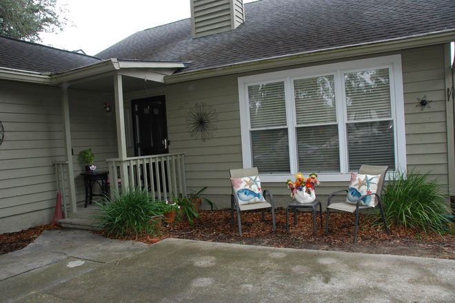 Front entrance - Shawomet House
