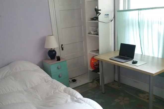 Bedroom - $890/month available in Cambridge Apartments