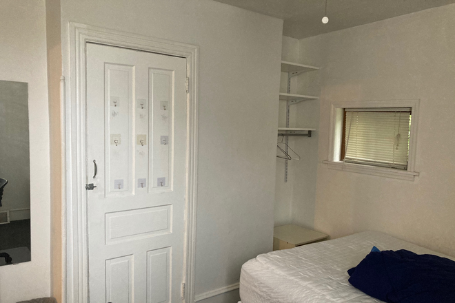 BR4 - 1 BR - Perfect for Students or Healthcare Pros in this 4 BR/2 Bath Fully Renovated and Furni Townhome