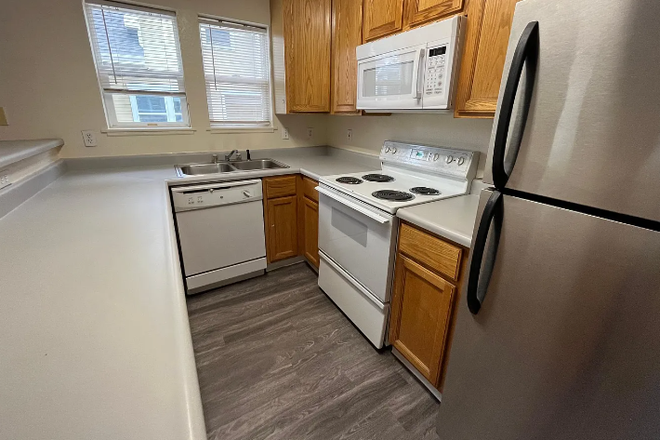 kitchen - 17th Street House near campus