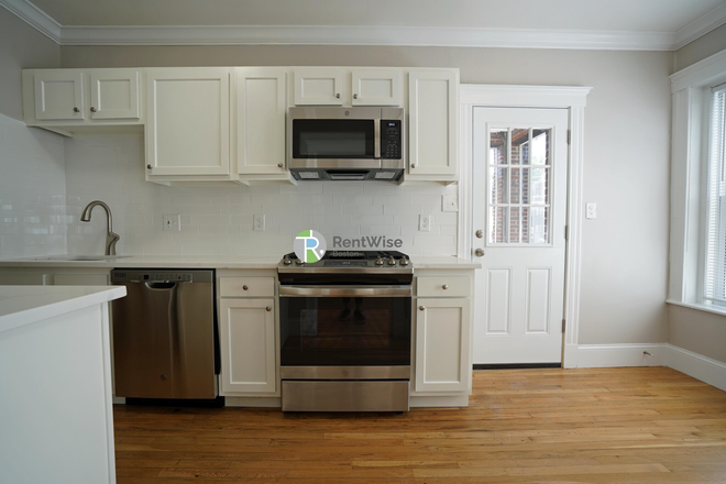2 - Avail Jan 1 2026-Gorgeous Brighton 2 bed, freshly renovated! NO BROKER FEE!! Apartments