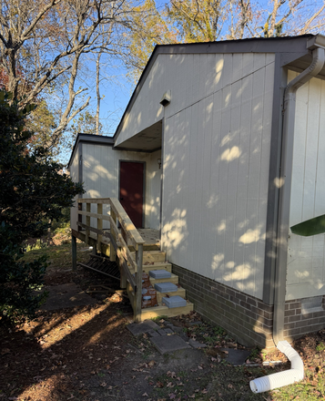Deck and storage - Close to William & Mary  and 199 corridor Townhome