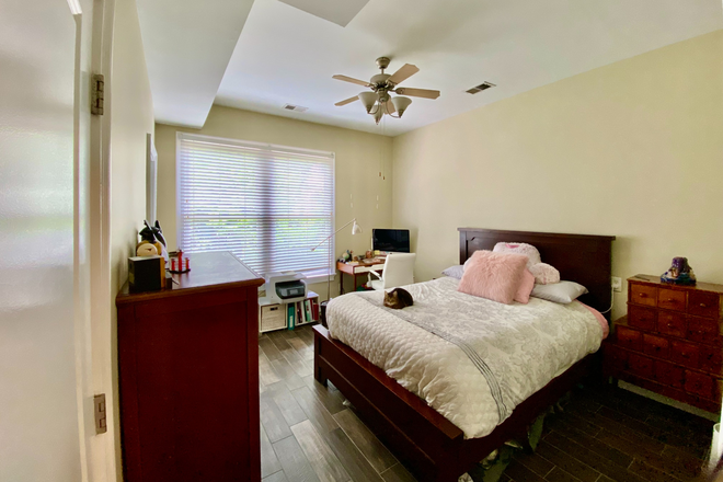 Queen-size bed - 1BR/1BA apartment (all utilities included)