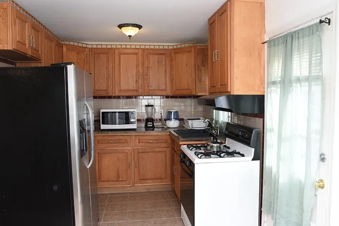 kitchen - 1 mile from Campus Apt. A, , 4BR, 2FB, free FIOS, Washer Dyer In unit.  Nice