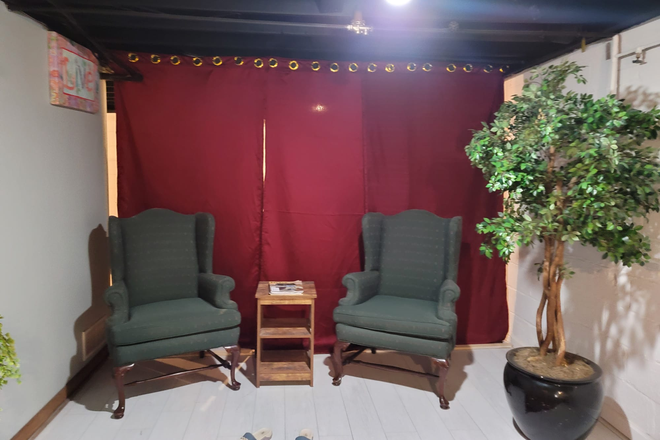 Basment - Quite 4 bedroom house in a safe neighbourhood walk to public transport