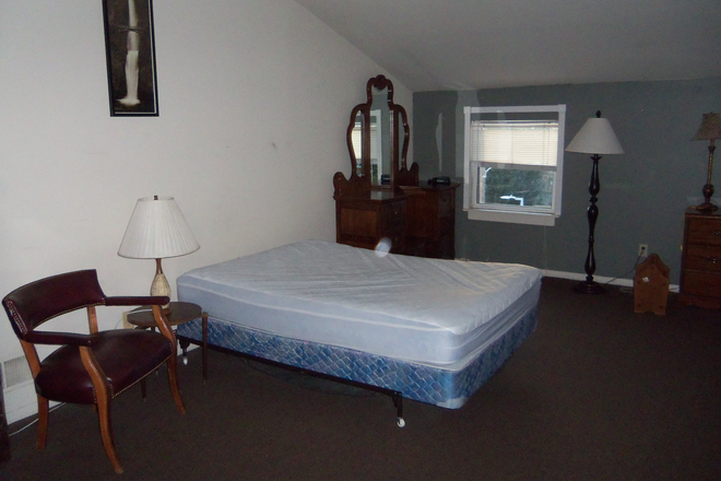 BR - Walking distance to Johns Hopkins Medical Campus (JHH), Schools, and shuttle bus. Townhome