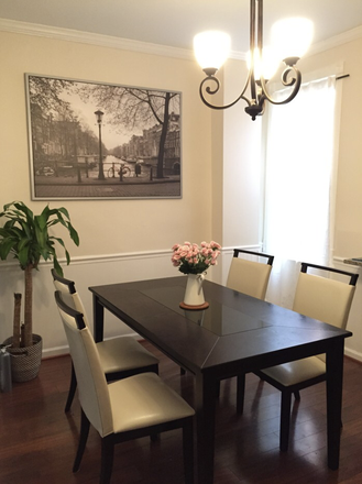 1st floor dining room - Entire 4-Bed 2.5-BathTownhouse Near Hopkins