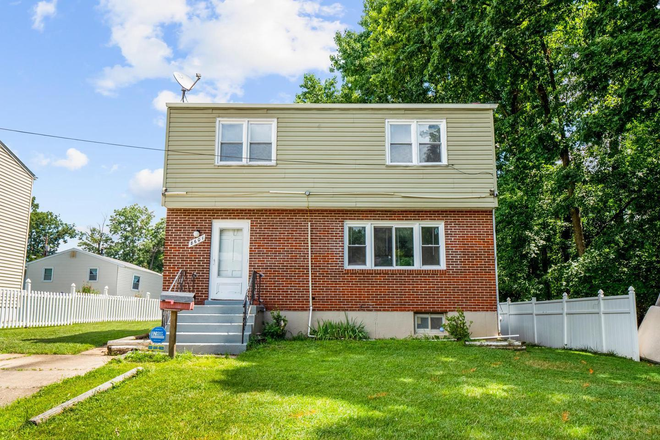 front - FULLY FURNISHED & UTILITIES INCLUDED:Newly Renovated 3-level Home with Huge Back Deck