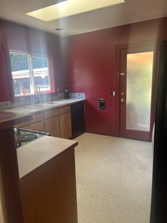 Kitchen - Lovely, Artistic 2 BD/2BA House in the Laurel  Hill Valley and Close to U of O!