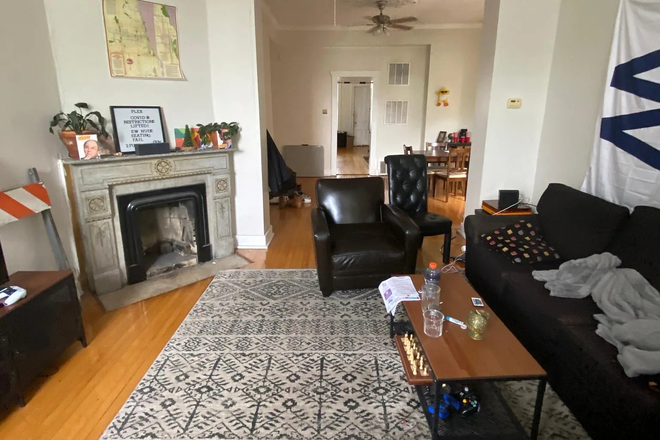 Living Room - Lakeview apartment one stop from campus
