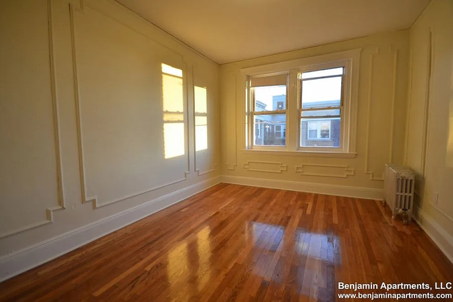 Bedroom - **ROOM AVAILABLE FOR SUMMER** **FURNISHED** **JUNE 15 TO AUG 31TH**RENEWABLE**