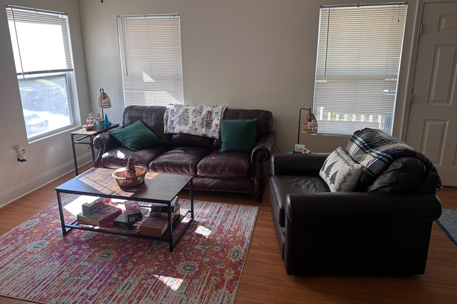 Living Room - Spring 2026 Sublease Available Apartments