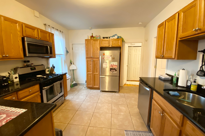 kitchen - Modern 4 bed in Great Mission Hill Location Townhome