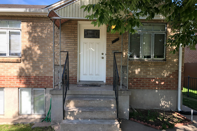 Front Porch - 4 Bedroom / 2 Bath 3 short blocks to Regis House
