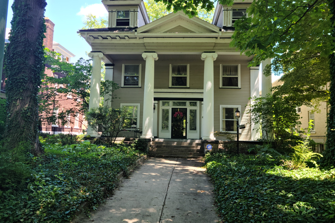 Front entry on Cultural Gardens - Idyllic Piquante House