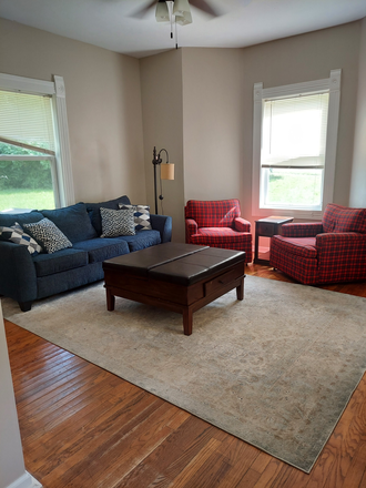 Furnished family room - 3 bedroom 2 bathroom house