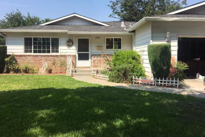 Front Yard - 2 Bedrooms Available for UC students - 525$ a month House