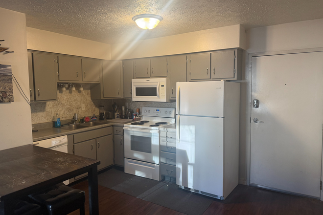 Kitchen - Andrew Place Apartments across from PMU 4 minute walk to campus
