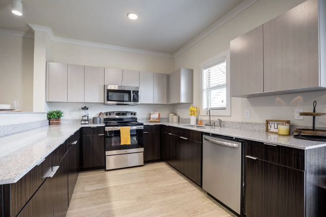 Kitchen - Redpoint Pre-lease for the 2026-2027 school year! Apartments