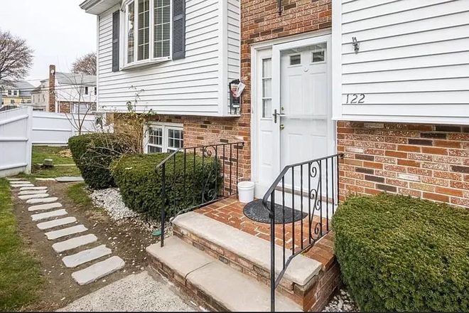 Entrance - Room available in a beautiful house on Central St