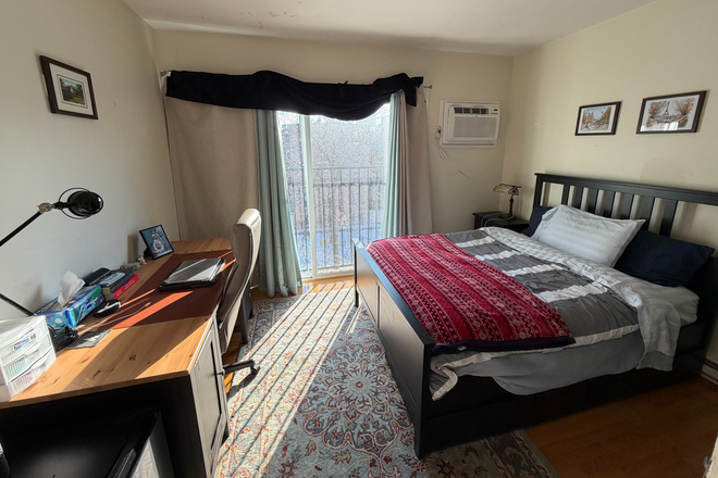 Bedroom #1 - Looking for 2 Roommates in a 3 bed/1 bath Apartment on Symphony Rd