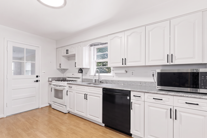 Kitchen - FULLY FURNISHED 5BR/2BA - 9717 48th PL College Park House