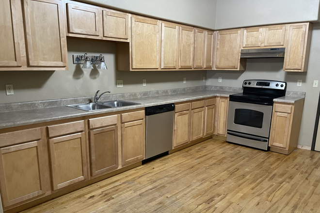 Kitchen - Five Bedrooms On Linn Apartments
