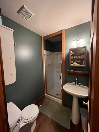 Bathroom - Cottage studio apartment 1 mile from campus