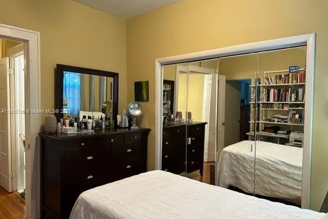 bed 2 - Historical Property  in coral gables near main highways and golf courses House