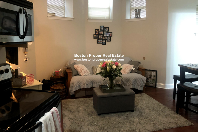 a - Renovated 2 bed with living room, NO FEE *9/1/2026* Apartments