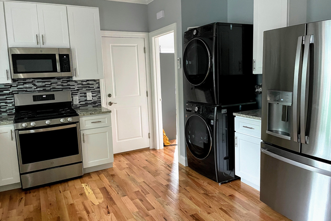 Kitchen - Private Bedroom in Shared 3-Bedroom 2-Bathroom Furnished Apartment Available - $1200/month
