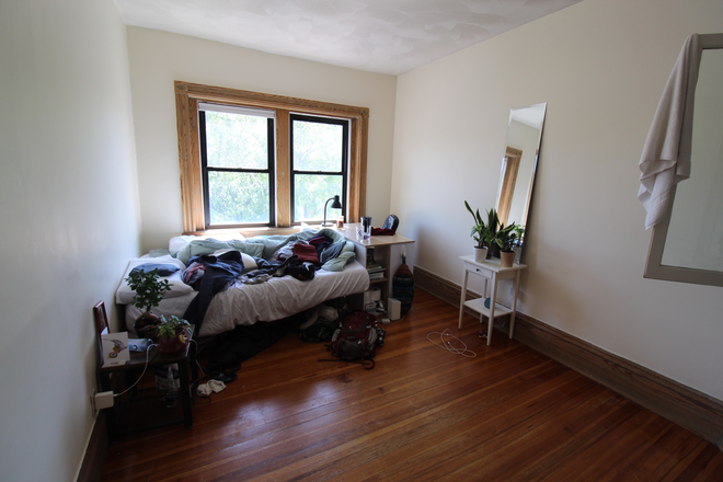 3 - Spacious top floor apartment 2 blocks from the Porter T.