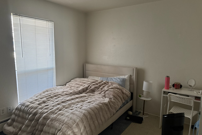 bedroom with a big closet - 2505 Spruce St Apartments