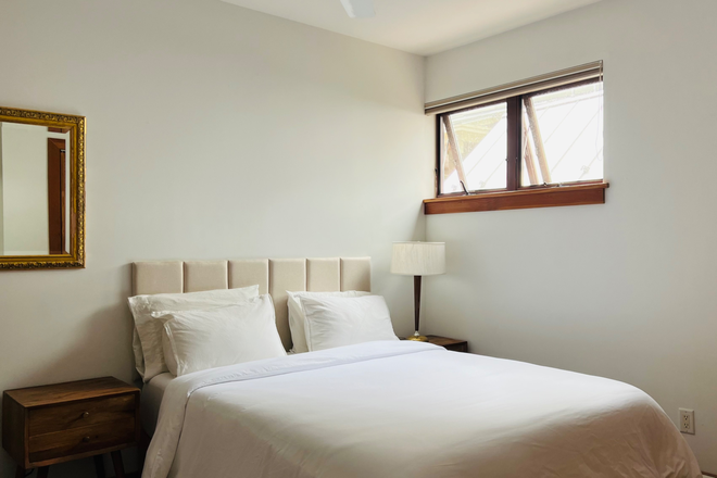 Bedroom - Queen Size Bed - Downtown Pied-a-Terre with Home Office