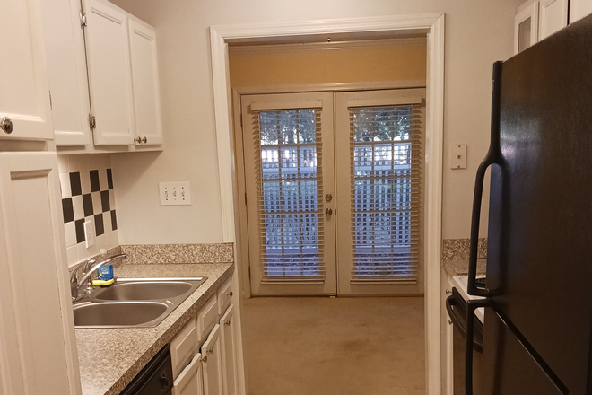 kitchen & dining room - Spacious 2 bedroom condo in GREAT location!