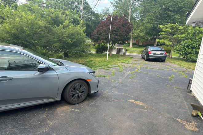 Shared parking space - 3 BR HOUSE WITH POOL CLOSE TO CAMPUS