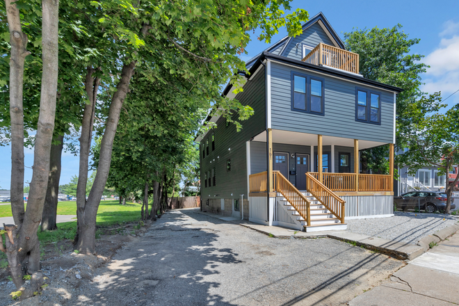 Exterior - Beautiful Renovated 5-Beds, 5.5-Baths in Great Location Duplex