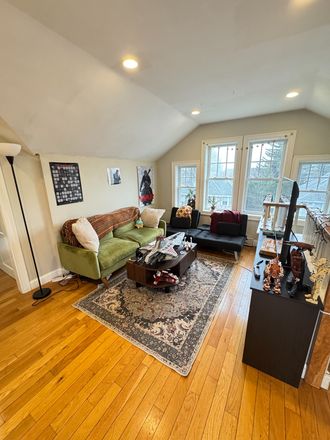 Spacious living room - Awesome Updated 2 bed/ 2 bath on Upper- No Broker Fee!! Triplex