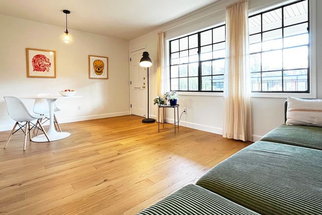 living room - Condo wit pool, garden, and free parking close to campus