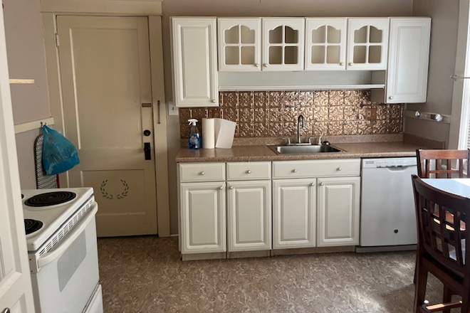 Kitchen - Case Western Rental Property 50 feet walk to Athletic Fields/Campus Apartments